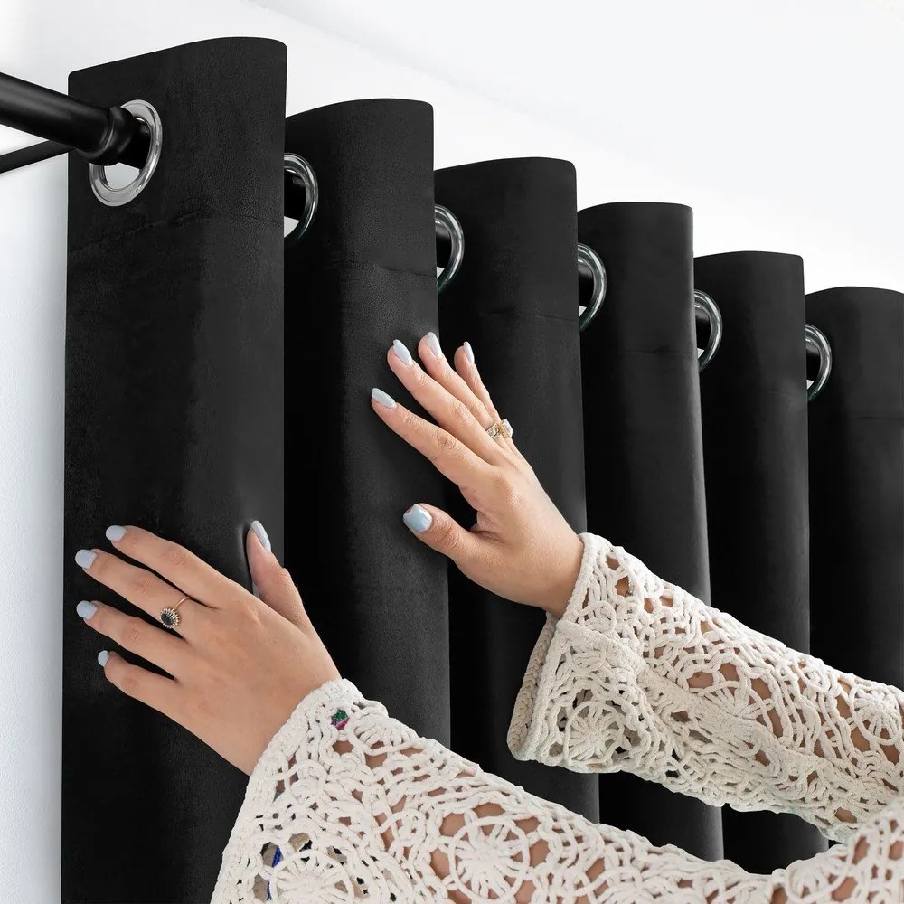 Czarna aksamitna zasłona częściowo zaciemniająca (dimout) 400x175 cm Velto – Filumi