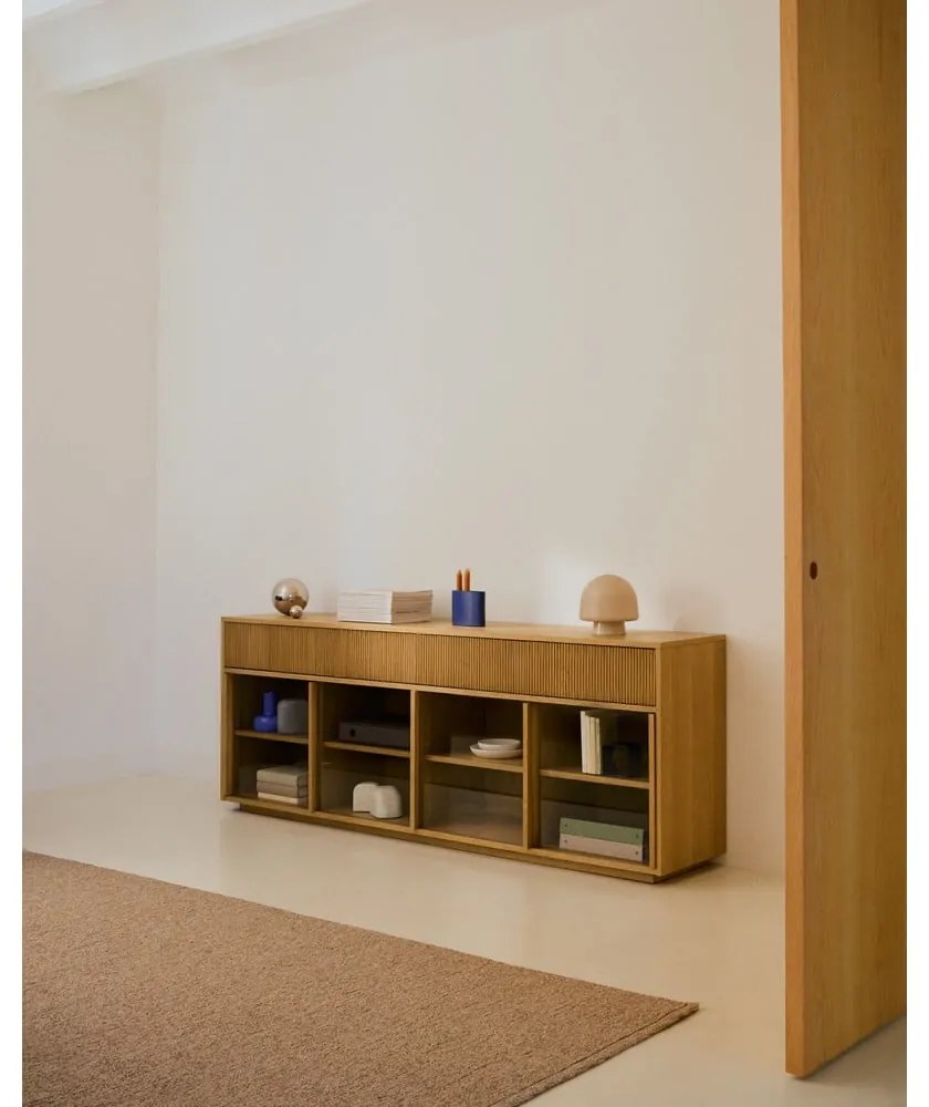 Witryna w dekorze dębu z drzwiami przesuwnymi w naturalnym kolorze 200x80x40 cm Helvine – Kave Home