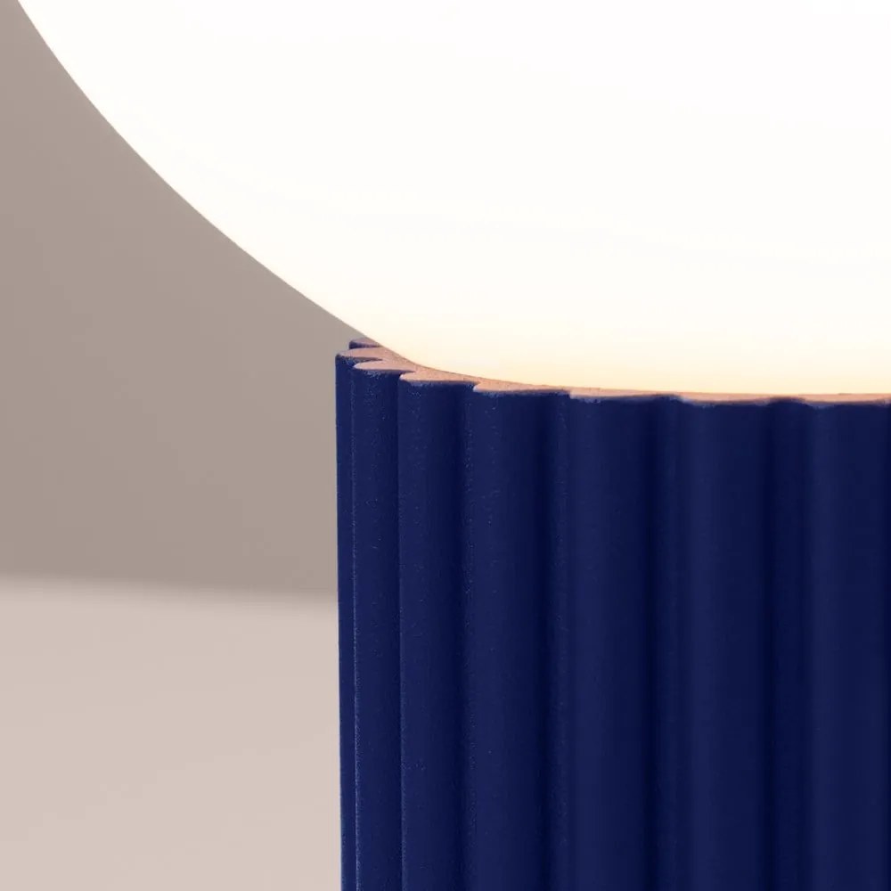 Ciemnoniebieska lampa stołowa ze szklanym kloszem (wysokość 19 cm) Orbital – Nice Lamps
