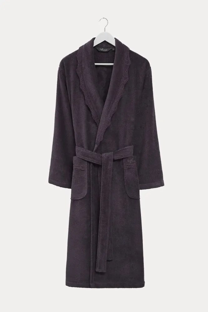 Elegancki szlafrok STELLA z koronką w ozdobnym opakowaniu M Śliwkowy