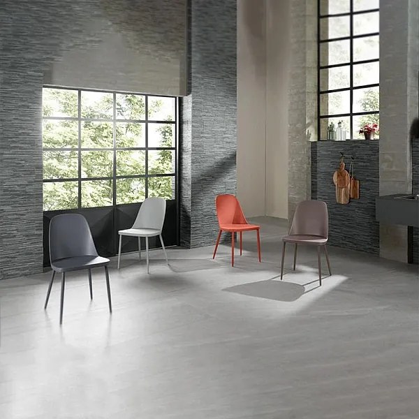 Zestaw 4 nowoczesnych, ciemnoszarych krzeseł "Paola" z polipropylenu z malowanymi metalowymi nogami