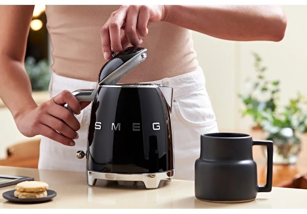 Czarny czajnik elektryczny ze stali nierdzewnej 800 ml Retro Style – SMEG
