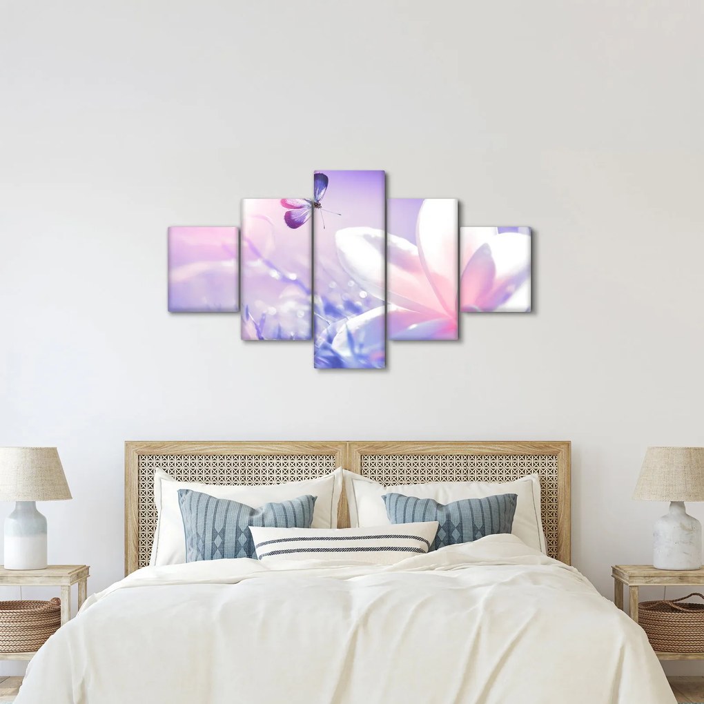 Obraz - Motyl lecący do kwiatu (125x70 cm)