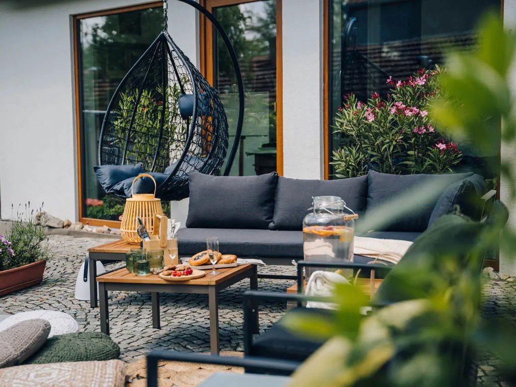 Czarne wiszące krzesło KOKON ze stojakiem, szara poduszka