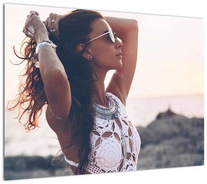 Obraz na szkle kobiety na plaży (70x50 cm)