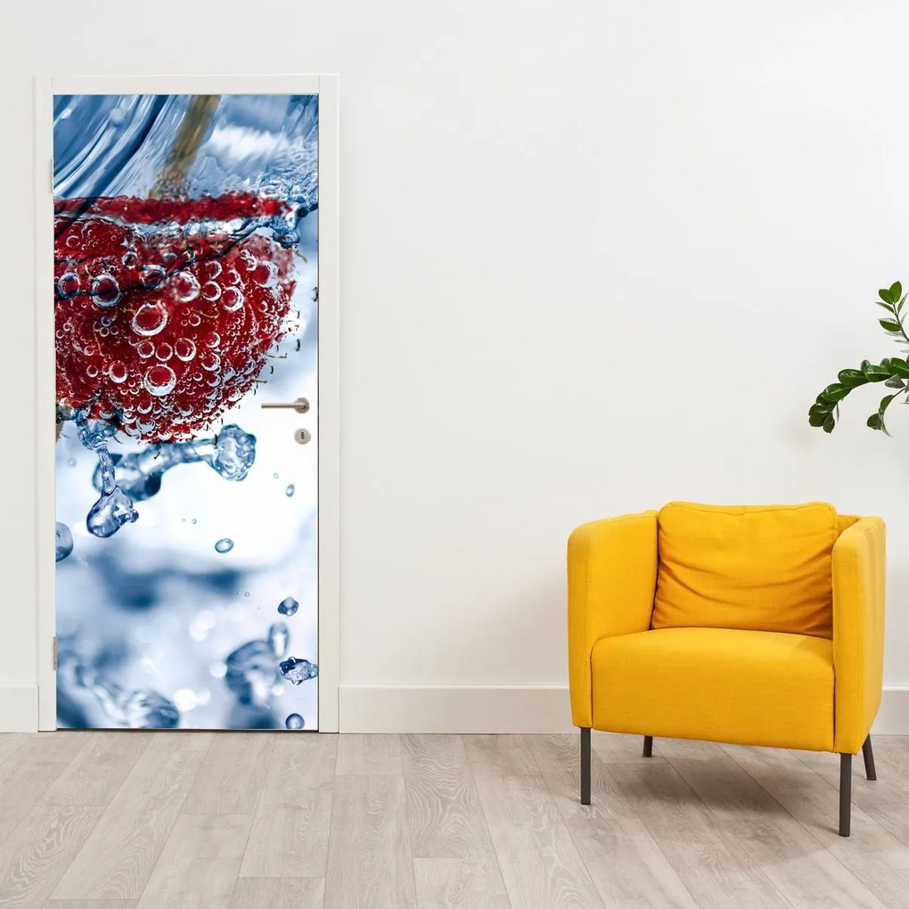 Fototapeta na drzwi - Fragment malin w wodzie (95x205cm)