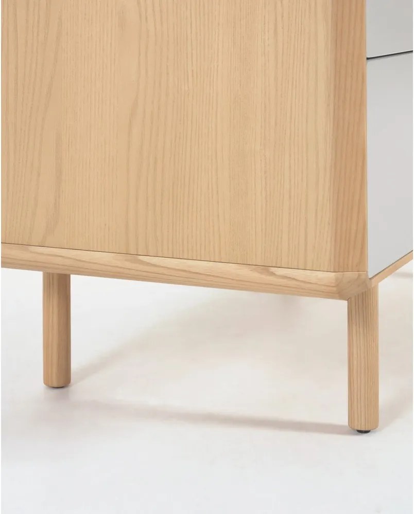 Szaro-naturalna komoda w dekorze jesionu 60x117x42 cm Anielle – Kave Home