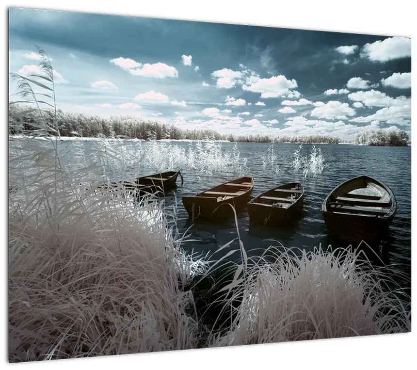 Obraz na szkle - Drewniane łodzie na jeziorze (70x50 cm)
