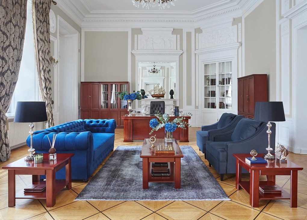 Elegancka rozkładana sofa Chesterfield z funkcją spania, dostępna w kolorze czarnym, granatowym i butelkowozielonym. Komfortowy materac, hydrofobowa aksamitna tkanina i ponadczasowy pikowany design – idealny wybór do biura lub domu.