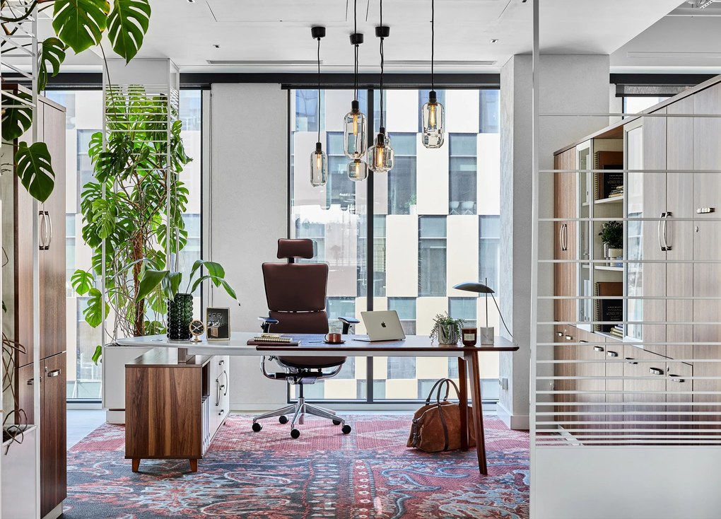 Wysokiej klasy fotel biurowy ergonomiczny Ergo 900 brązowy, tapicerowany skórą naturalną. Fotel biurowy skórzany.