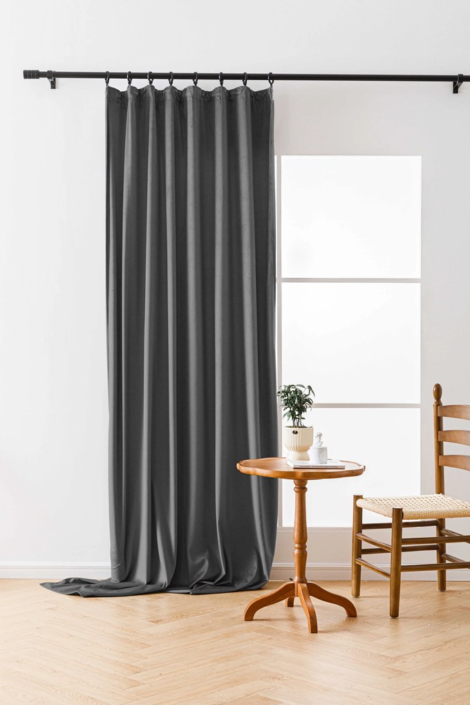 Szara zaciemniająca zasłona VELVET 140x250 cm Zawieszanie: Metalowe pierścienie