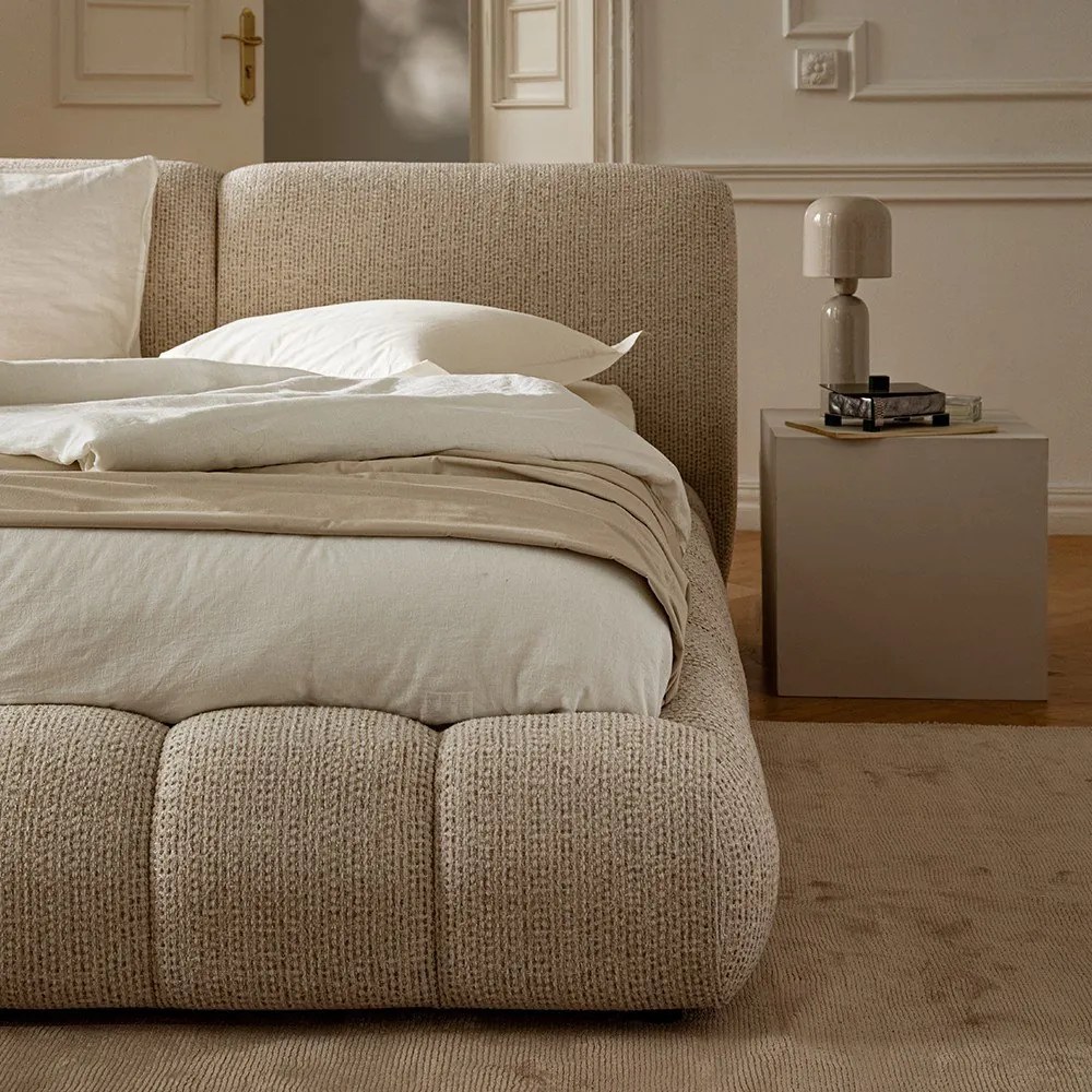 Beżowe tapicerowane łóżko dwuosobowe ze schowkiem i stelażem 160x200 cm Solange – Micadoni