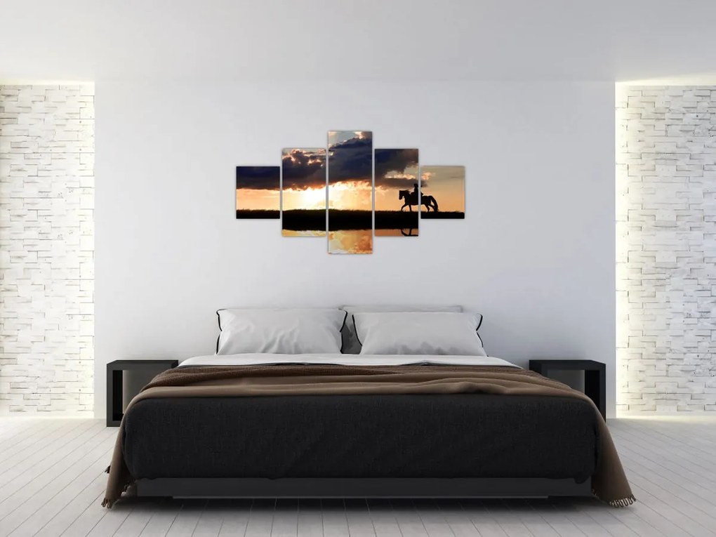 Obraz - Jeździec na koniu o zachodzie słońca (125x70 cm)
