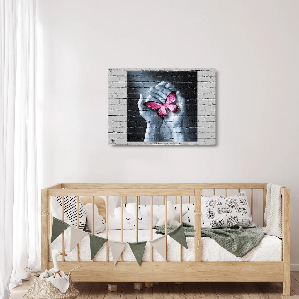 Obraz na szkle - Różowy motyl w ścianie (70x50 cm)