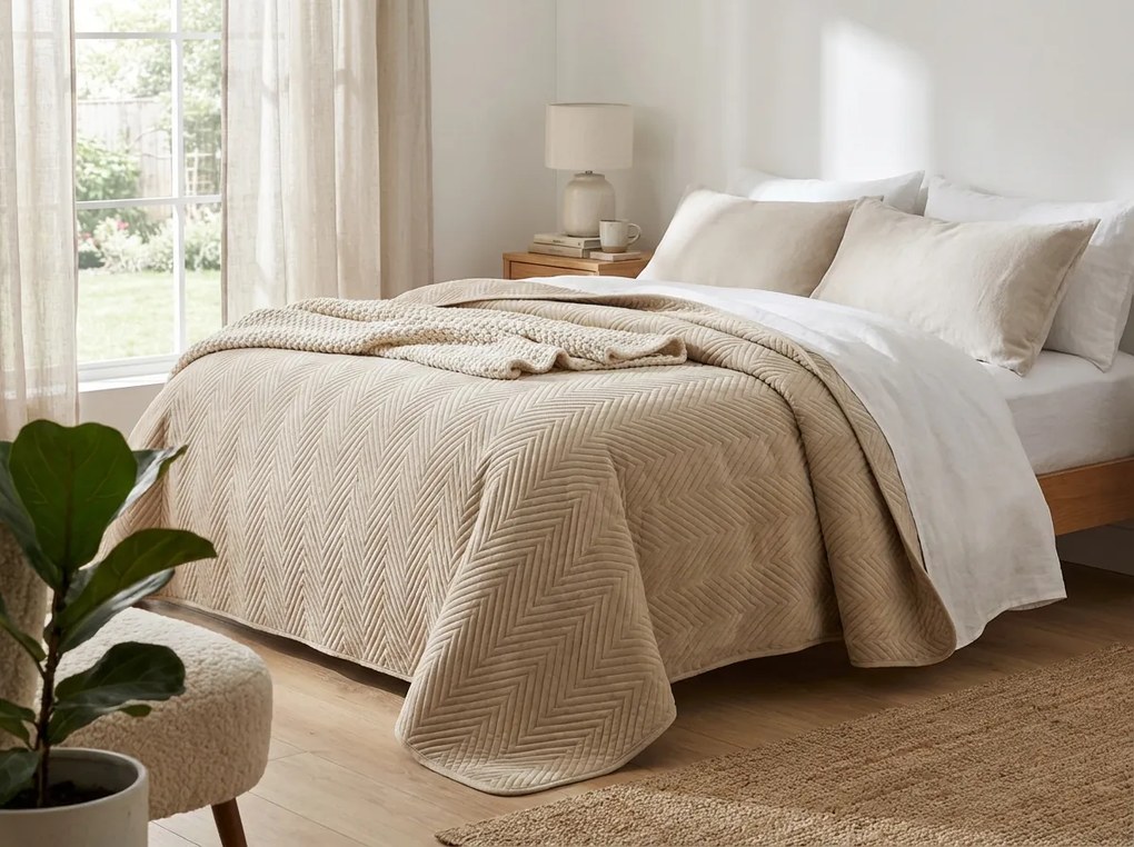 Beżowa aksamitna narzuta na łóżko ARROW VELVET Rozmiar: 200 x 220 cm