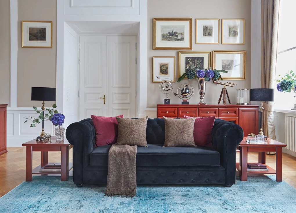 Elegancka rozkładana sofa Chesterfield z funkcją spania, dostępna w kolorze czarnym, granatowym i butelkowozielonym. Komfortowy materac, hydrofobowa aksamitna tkanina i ponadczasowy pikowany design – idealny wybór do biura lub domu.