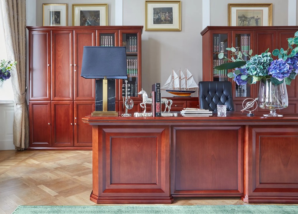 Eleganckie biurko do gabinetu lub kancelarii Lord, dostępne w dwóch wymiarach 220x100 cm lub 240x110 cm. Biurko fornirowane drewnem, kolor koniak. Meble gabinetowe Prestige