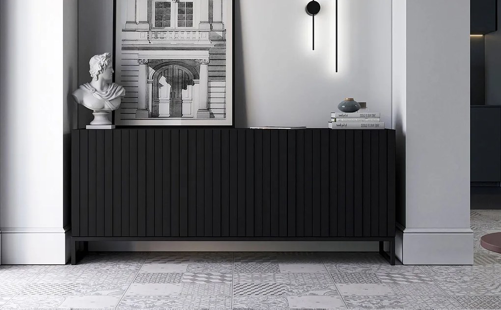 Komoda z 3 drzwiami – korpus Czarny mat, fronty ryflowane Czarny mat – 168 cm, czarna metalowa rama