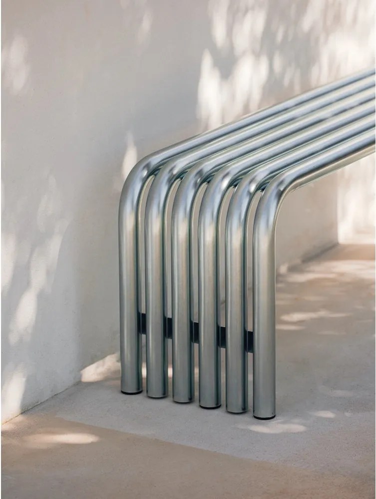 Metalowa ławka ogrodowa w kolorze srebra Nokk – noo.ma