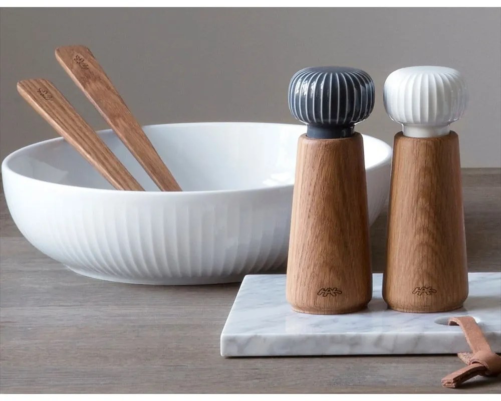 Młynek do przypraw z drewna dębowego z szaroniebieskim porcelanowym detalem Kähler Design Hammershoi, wys. 17,5 cm