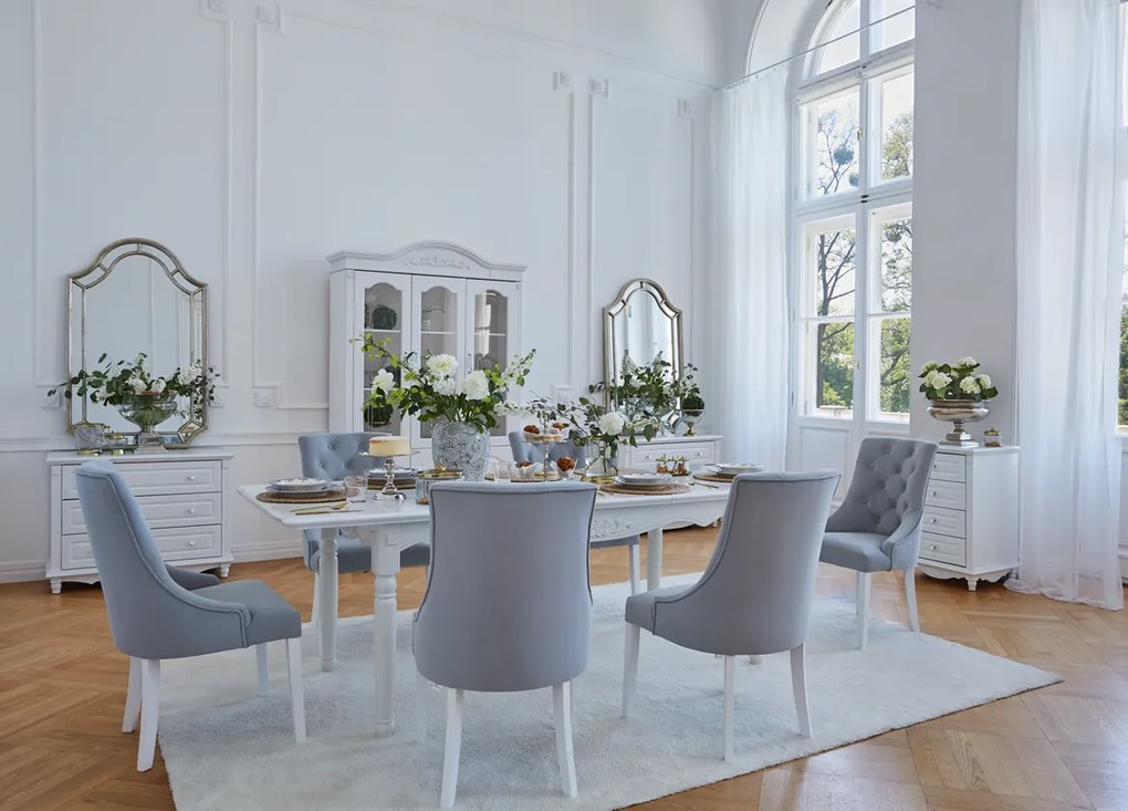 Elegancki biały stół do jadalni rozkładany Abigail 180x100x80 cm, wymiary po rozłożeniu 240x100 cm. Stół ma toczone nogi, jest zdobiony sztukaterią. Stół do salonu. Meble w stylu angielskim Victoria.