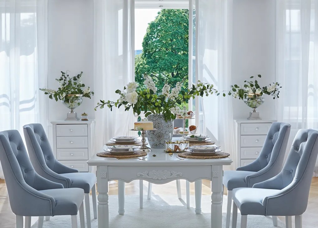 Elegancki biały stół do jadalni rozkładany Abigail 180x100x80 cm, wymiary po rozłożeniu 240x100 cm. Stół ma toczone nogi, jest zdobiony sztukaterią. Stół do salonu. Meble w stylu angielskim Victoria.