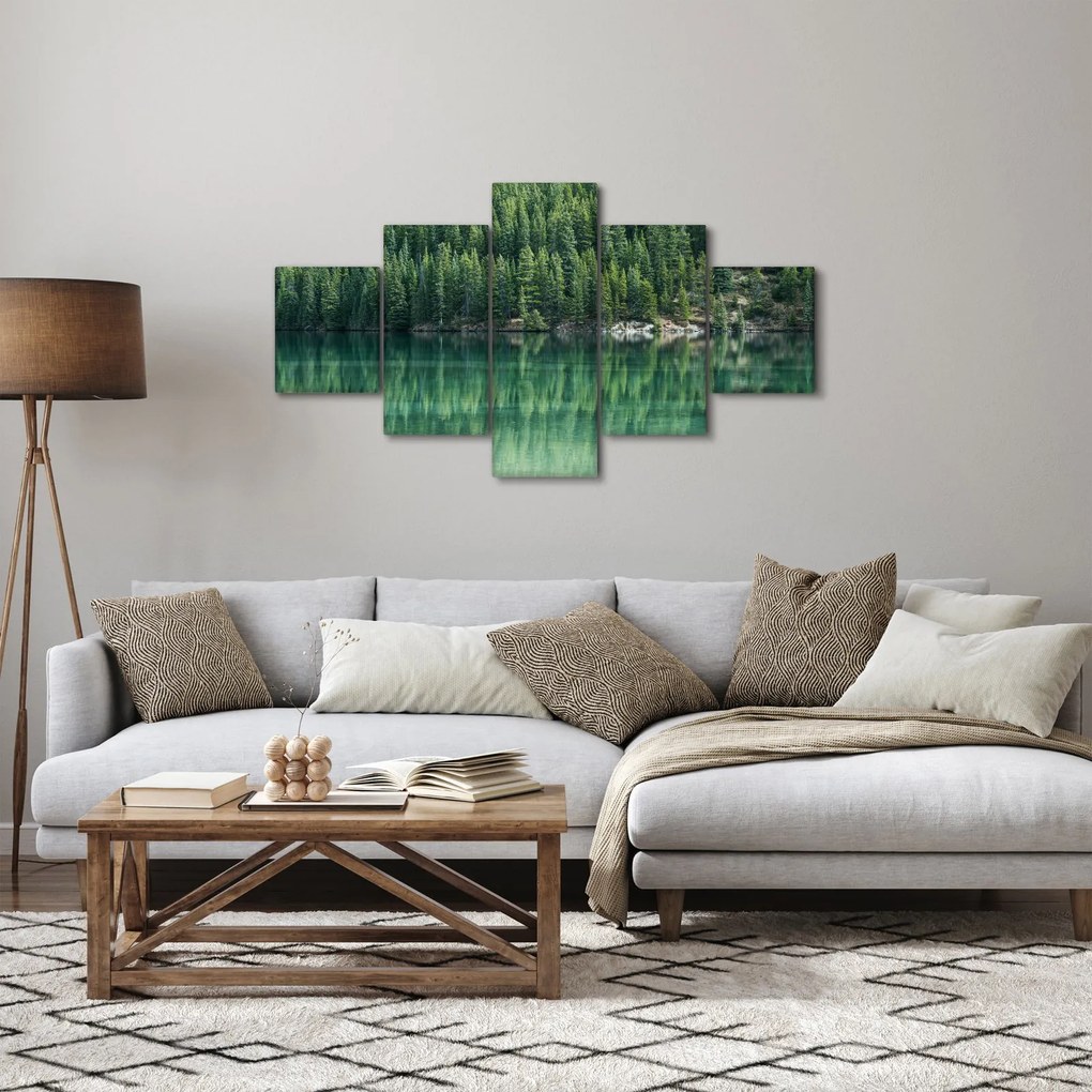 Obraz - drzewa iglaste nad jeziorem (125x70 cm)