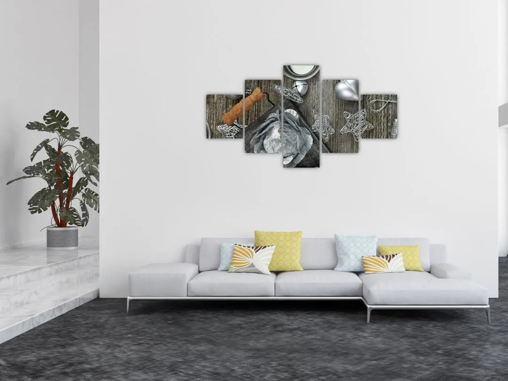 Obraz - srebrne ozdoby świąteczne (125x70 cm)