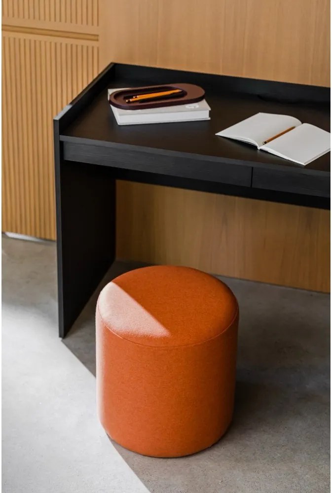 Wełniany puf w kolorze terakoty Folk – noo.ma