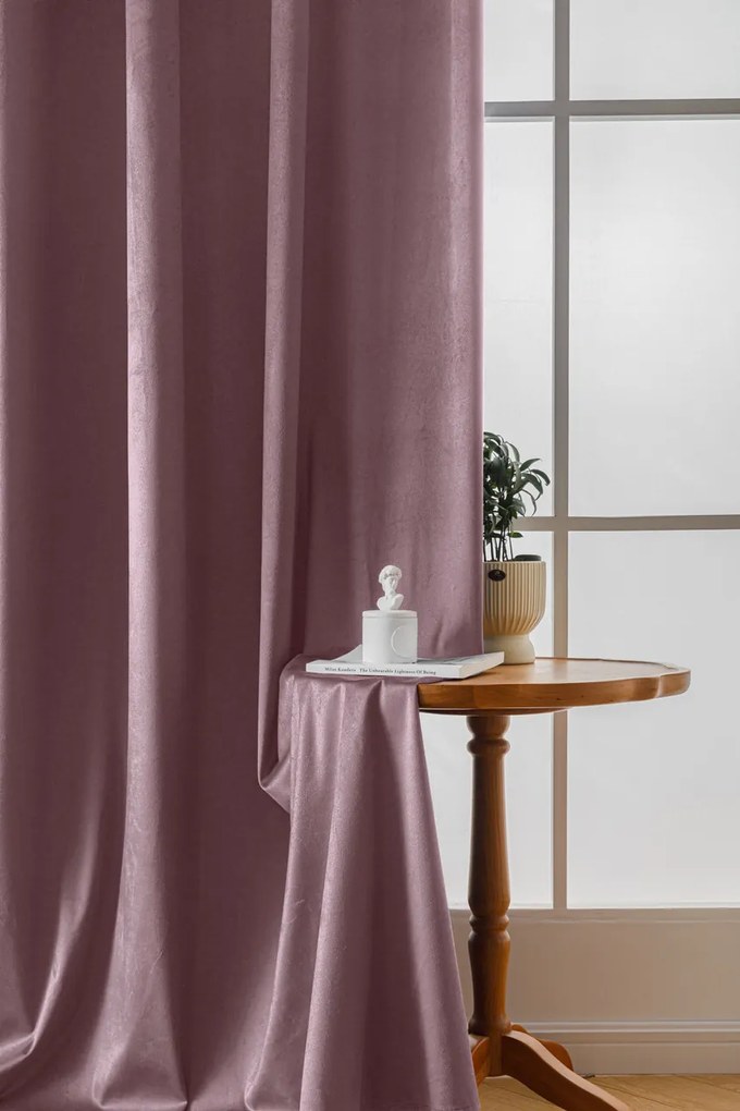Jasnofioletowa zaciemniająca zasłona VELVET 140x270 cm Zawieszanie: Taśma z wiązaniami