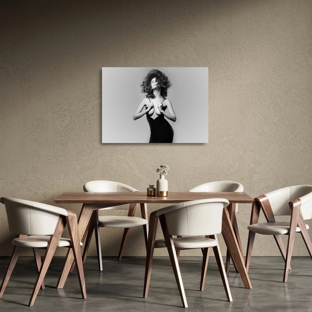 Obraz na szkle kobiety w czarnej sukience (70x50 cm)