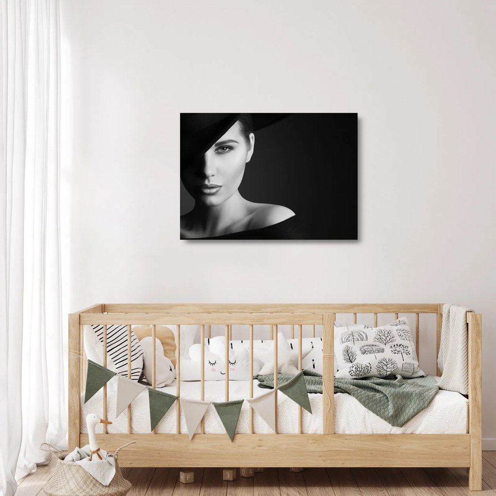 Obraz na szkle - Czarno - biały portret kobiety w kapeluszu (70x50 cm)