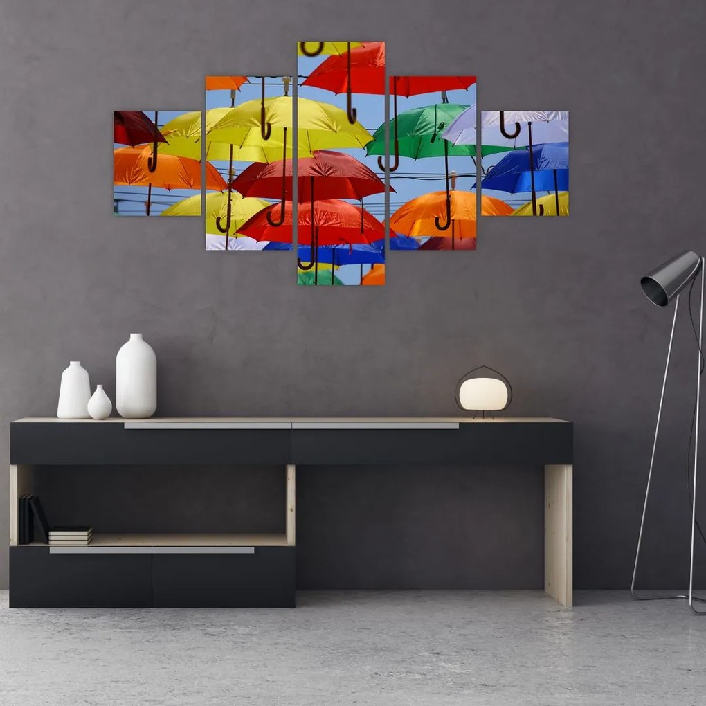 Obraz kolorowych parasoli (125x70 cm)