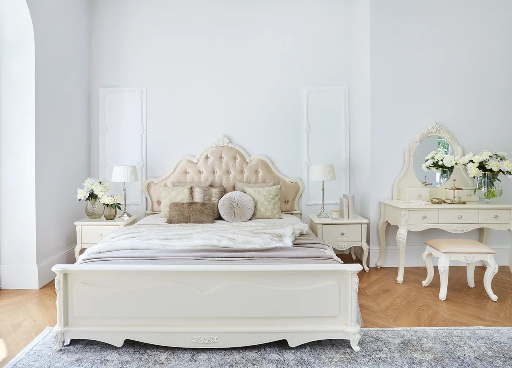 Łóżko glamour pikowane 180x200 cm ecru z kryształkami Chiara. Łóżko francuskie z tapicerowanym zagłówkiem. Meble w stylu francuskim La Perle.