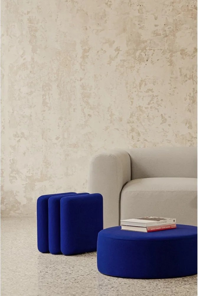 Niebieski wełniany puf Radd – noo.ma