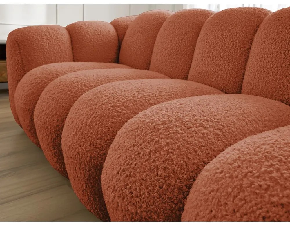 Ceglasta sofa z materiału bouclé 232 cm Hippolyte – Bobochic Paris