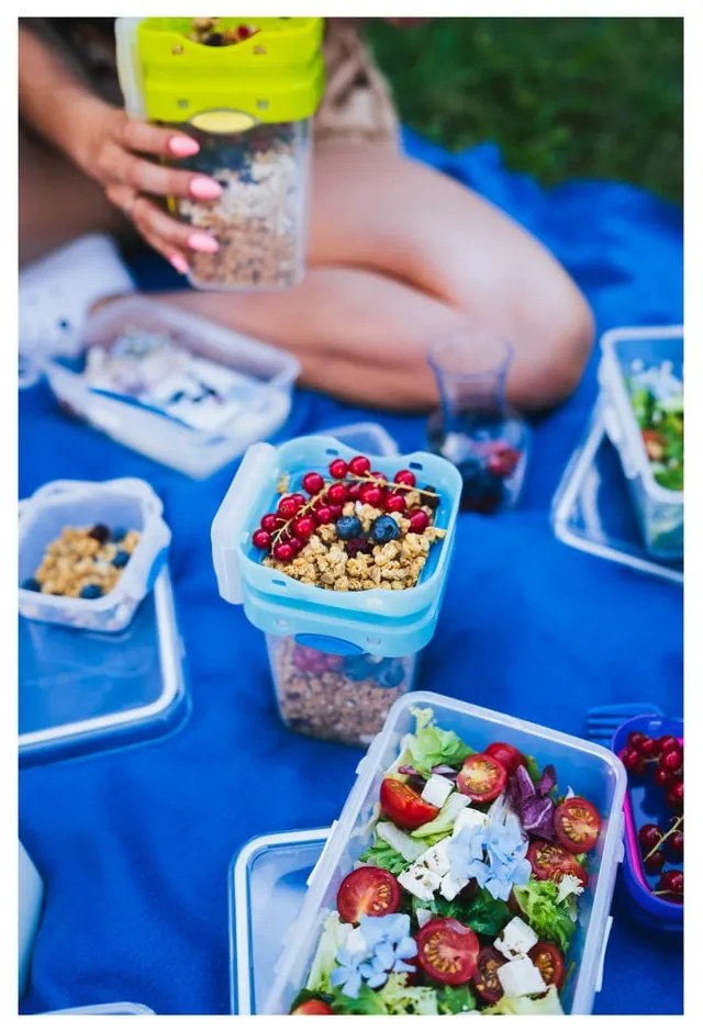 Niebieski pojemnik na przekąskę i obiad ze sztućcami, Vialli Design, 650ml+230m