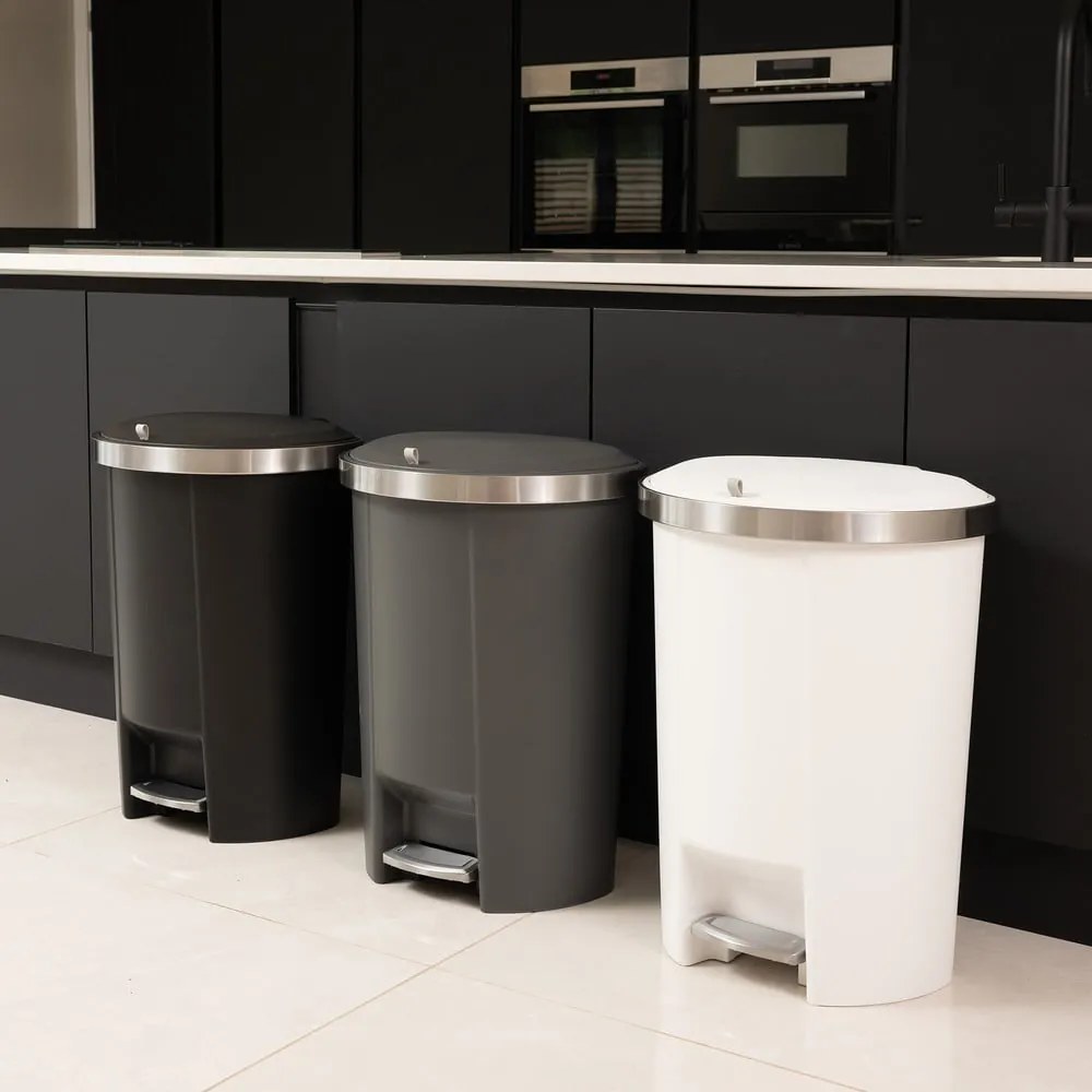 Biały plastikowy kosz na śmieci z pedałem 50 l – Addis
