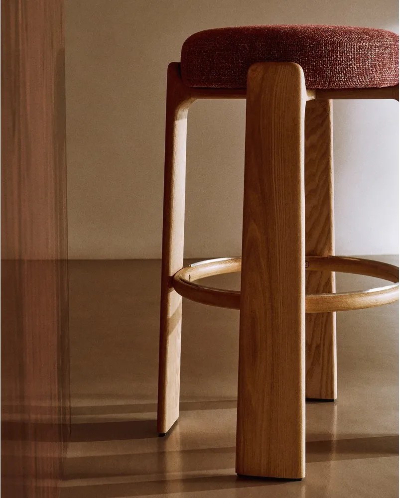 Hoker z litego drewna jesionowego w kolorze terakoty/w ciemnym naturalnym kolorze (wysokość siedziska 75 cm) Granite – Kave Home