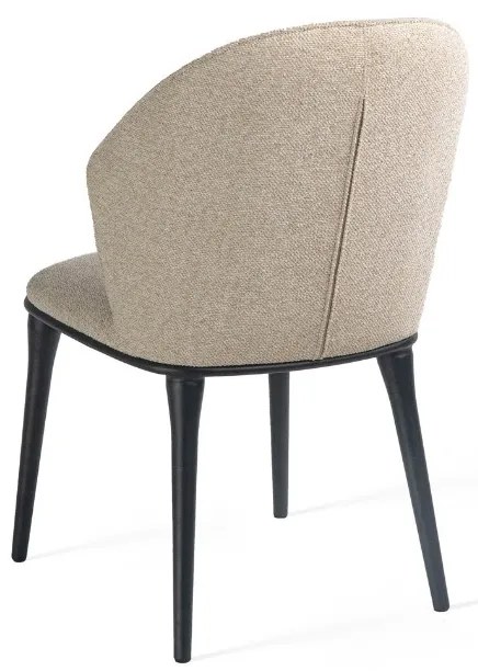 Stylowe krzesło Siena tapicerowane miękką tkaniną w odcieniu beżowym. Miękkie siedzisko, zaokrąglone oparcie i metalowe nogi łączą nowoczesny wygląd z wyjątkowym komfortem.