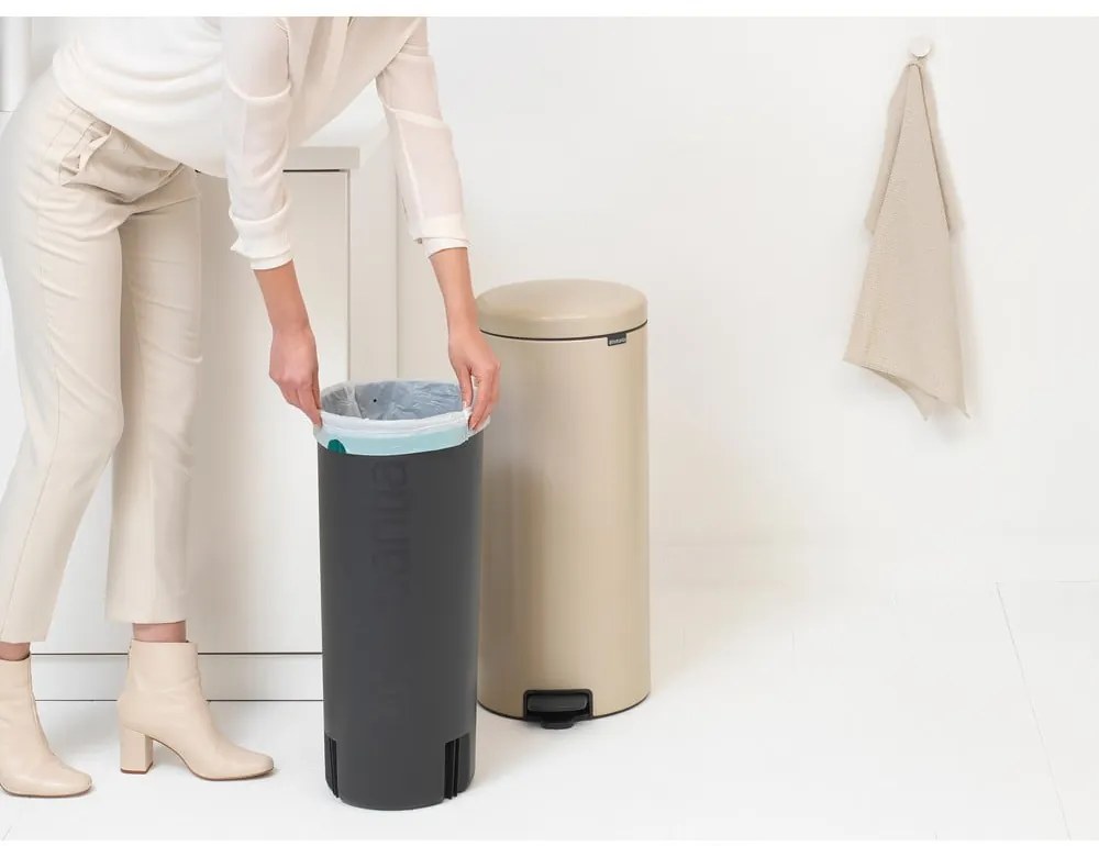 Beżowy stalowy kosz na śmieci z pedałem 30 l NewIcon – Brabantia