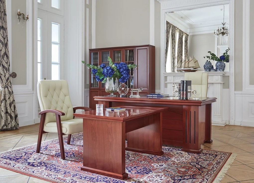 Eleganckie krzesło gabinetowe Consul tapicerowane skórą naturalną w kolorze brązowym, czarnym lub kremowym. Krzesło ma drewnianą ramę i podłokietniki, jest wygodne i solidnie wykonane.