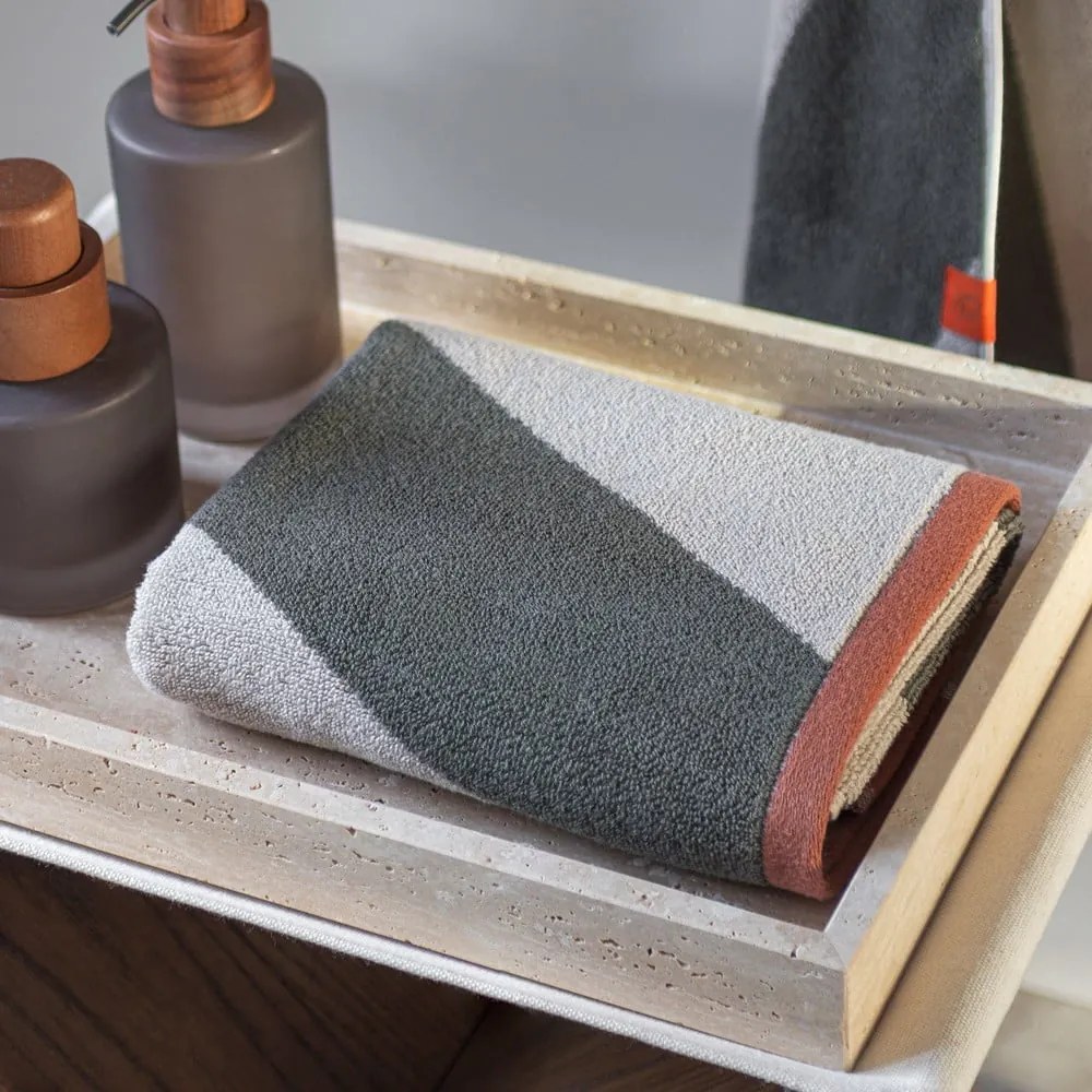Ręcznik z bawełny organicznej frotte w kolorze khaki 50x90 cm Diagonal – Mette Ditmer Denmark