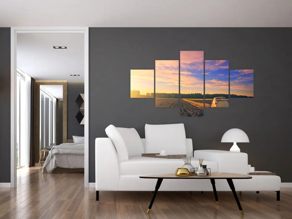 Obraz żółtego samochodu na polu (125x70 cm)
