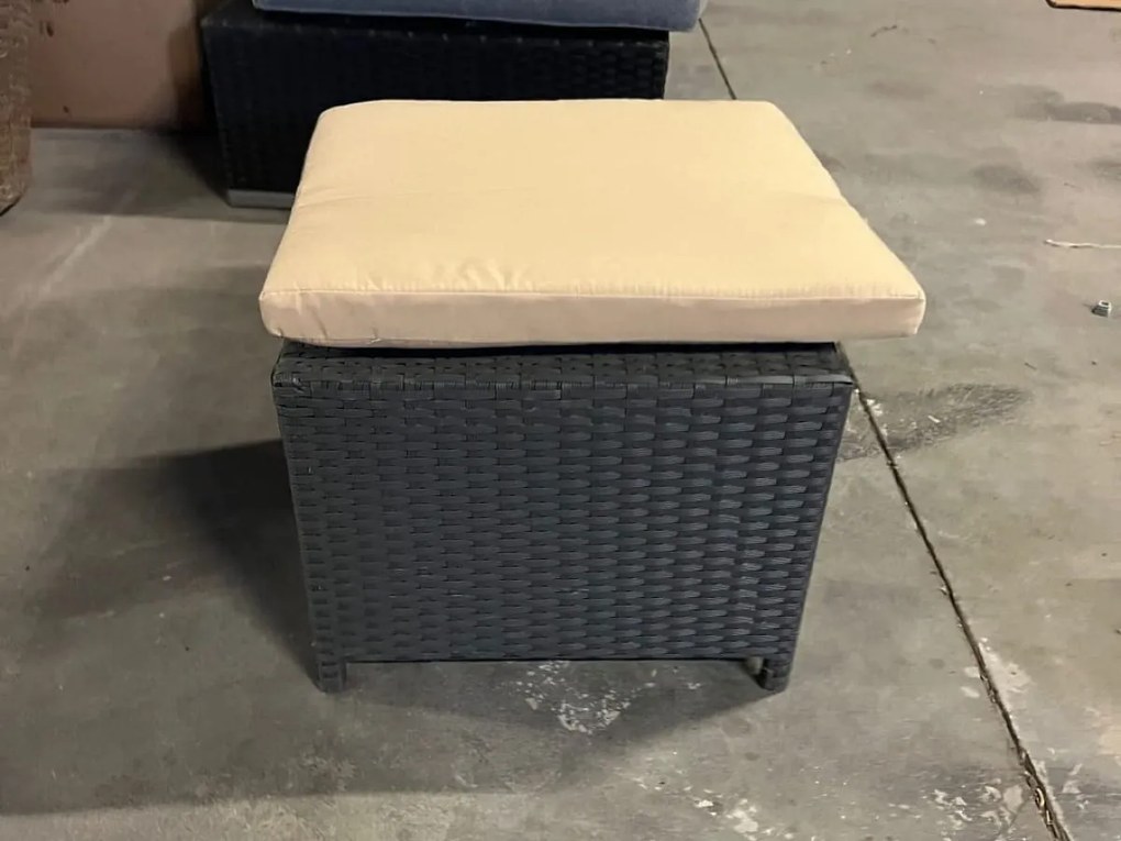 Szara pufa ogrodowa z technorattanu