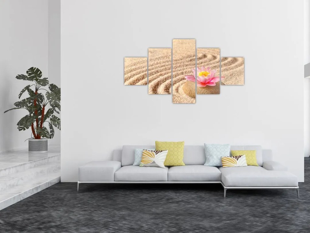 Obraz kamienia z kwiatem na piasku (125x70 cm)
