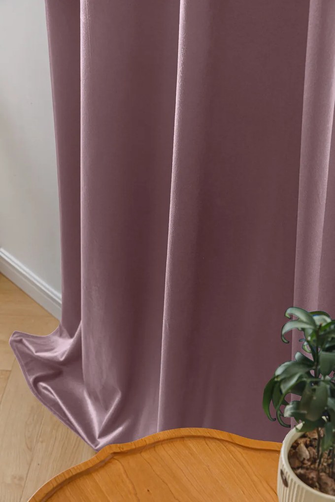 Jasnofioletowa zaciemniająca zasłona VELVET 140x270 cm Zawieszanie: Taśma z wiązaniami