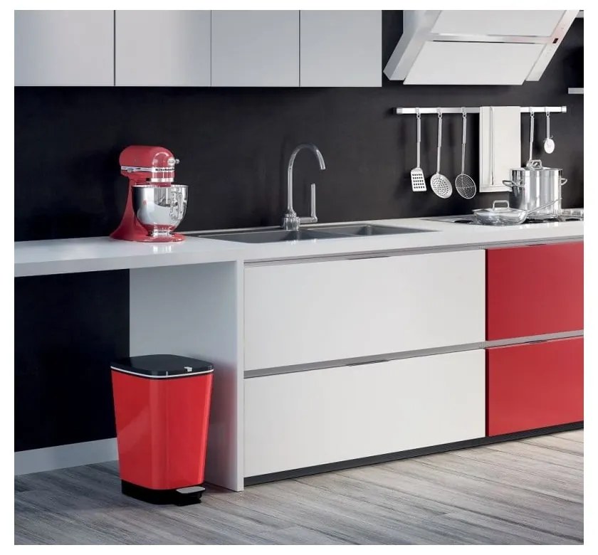 Czerwony plastikowy kosz na śmieci z pedałem 35 l Chic Bin – KIS