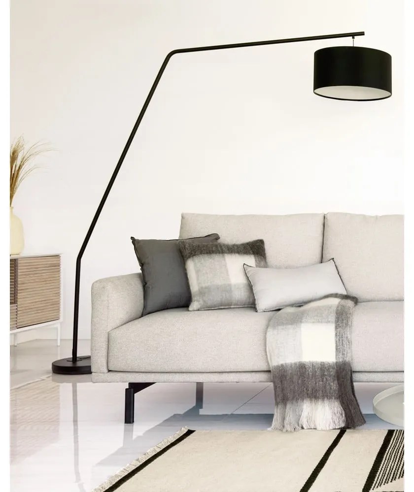 Czarna lampa stojąca z tekstylnym kloszem (wysokość 221,5 cm) Ciana – Kave Home