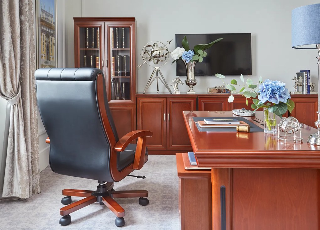 Elegancki fotel gabinetowe Consul tapicerowany skórą naturalną w kolorze brązowym, czarnym lub kremowym. Fotel ma drewnianą ramę i podłokietniki, mechanizm tilt, jest wygodne i solidnie wykonane.